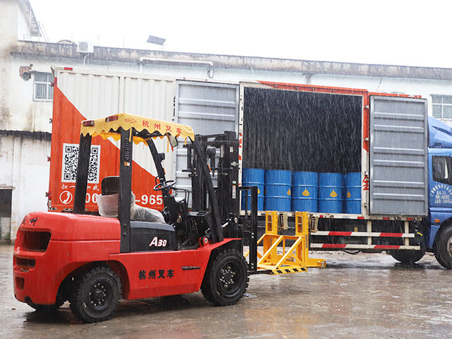 惠州興宏力-叉車(chē)雨中裝貨圖